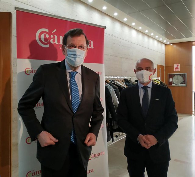 El expresidente del Gobierno Mariano Rajoy junto al presidente de la Cámara de Comercio de Valladolid, Víctor Caramanzana.