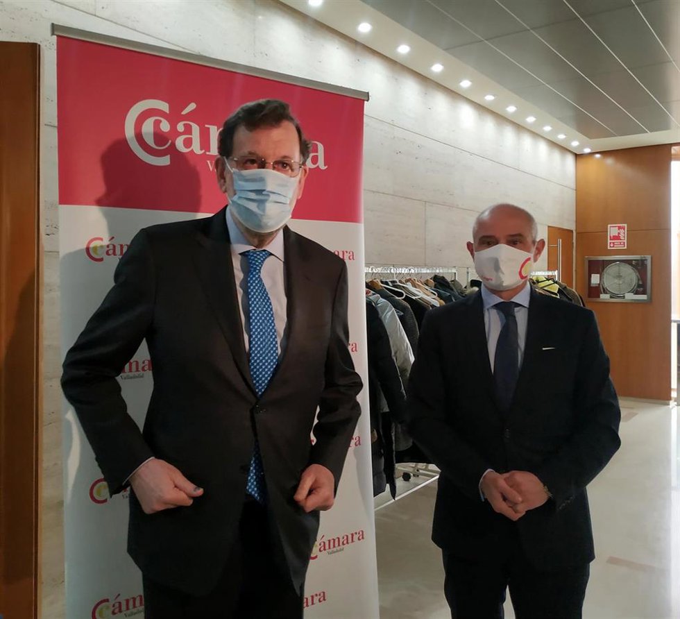 El expresidente del Gobierno Mariano Rajoy junto al presidente de la Cámara de Comercio de Valladolid, Víctor Caramanzana.