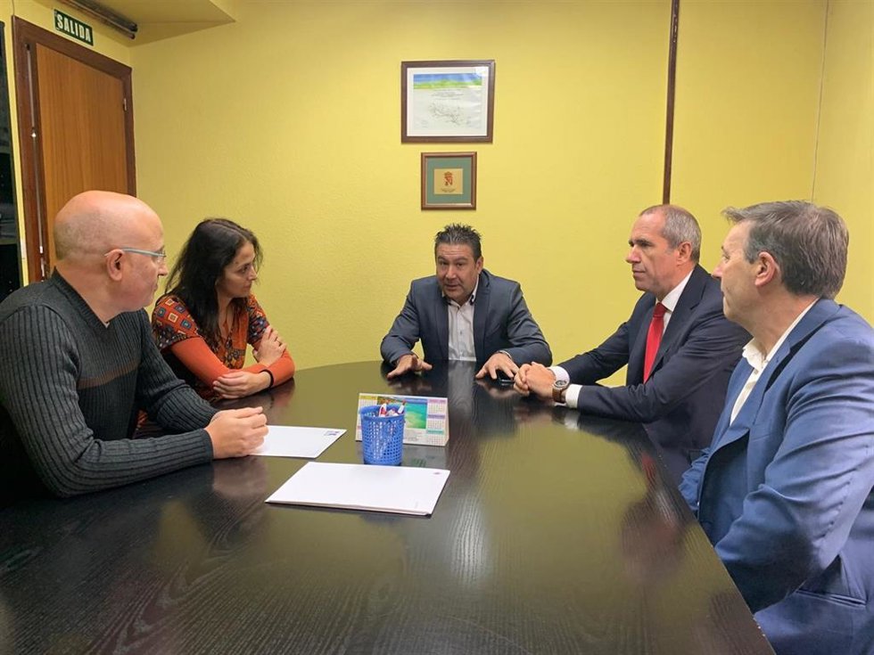 Archivo - El portavoz de UPL en las Cortes, Luis Mariano Santos, en el centro en una imagen de archivo.