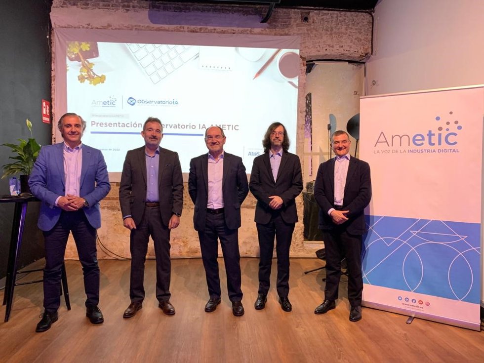 Antonio Cimorra, director de Agenda Digital y Estudios Sectoriales de AMETIC; Enrique Serrano, presidente de la Comisión de IA y Big Data de AMETIC; Pedro Mier, presidente de AMETIC; Jose Esteban, CTO de ATOS, Francisco Hortigüela, director general de A