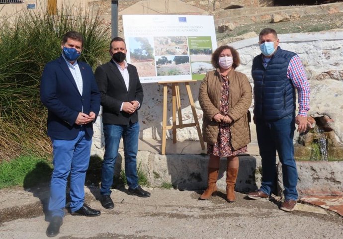 El director general del Medio Natural, Fulgencio Perona , y el alcalde de Abanilla, José Antonio Blasco , junto a la Fuente del Algarrobo