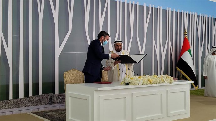 Momento de la firma del convenio entre el consejero Antonio Luengo y su Alteza real Jeque de Sharjah, Sultan bin Muhammad Al Qasimi.