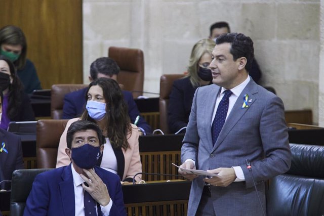 El presidente de la Junta, Juanma Moreno, durante la sesión parlamentaria de control al Gobierno Andaluz en el Parlamento de Andalucía, a 10 de marzo de 2022 en Sevilla (Andalucía, España)