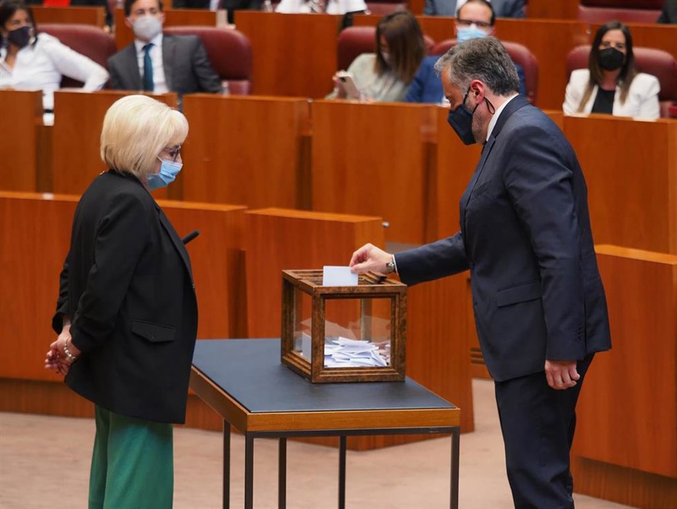El procurador electo de Vox por León, Carlos Pollán, vota para la elección de presidente en el acto de constitución de las Cortes de Castilla y León,