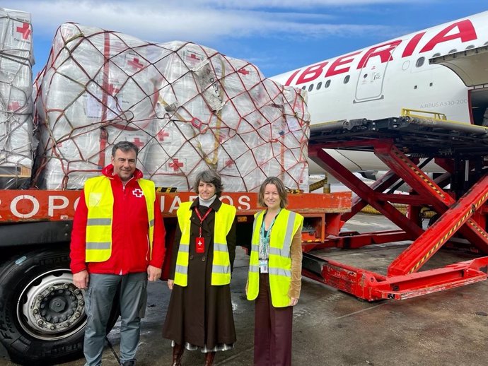 Iberia y Cruz Roja envían 12 toneladas de ayuda humanitaria a Budapest para responder a la emergencia en Ucrania