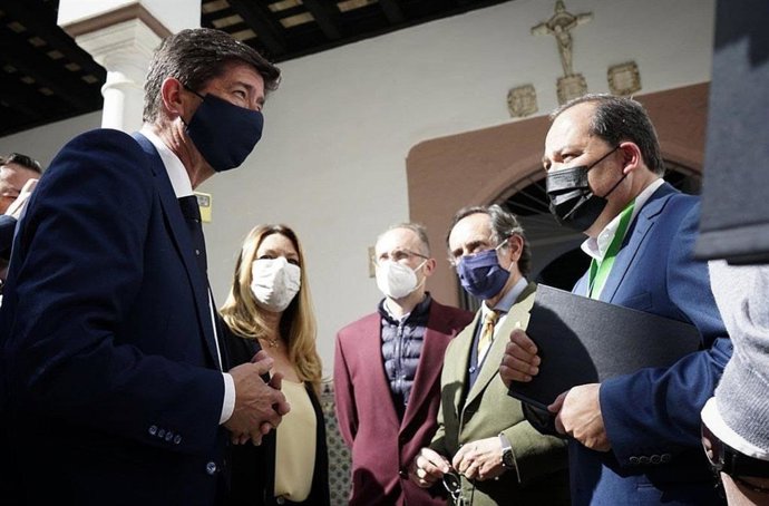 Juan Marín y Concha Insúa con agricultores y empresarios de la costa de Granada