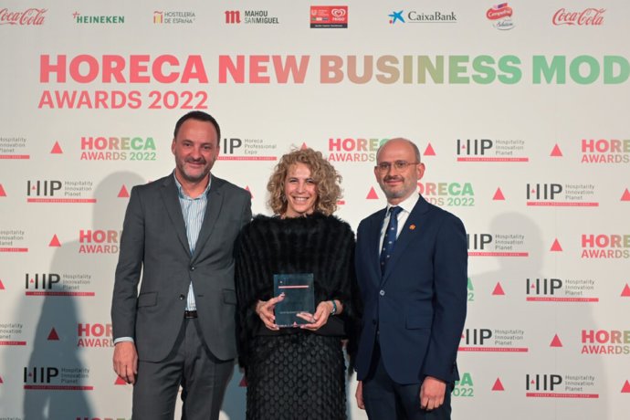 En el centro de la imagen, Emma Gómez, directora general de CCM.