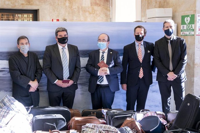 Archivo - (I-D) El artista Ricardo Calero; el ministro de Inclusión, Seguridad Social y Migraciones, José Luis Escrivá; y el ministro de Cultura, Miquel Iceta, posan en la presentación de una exposición, a 13 de diciembre de 2021, en Madrid, (España). 