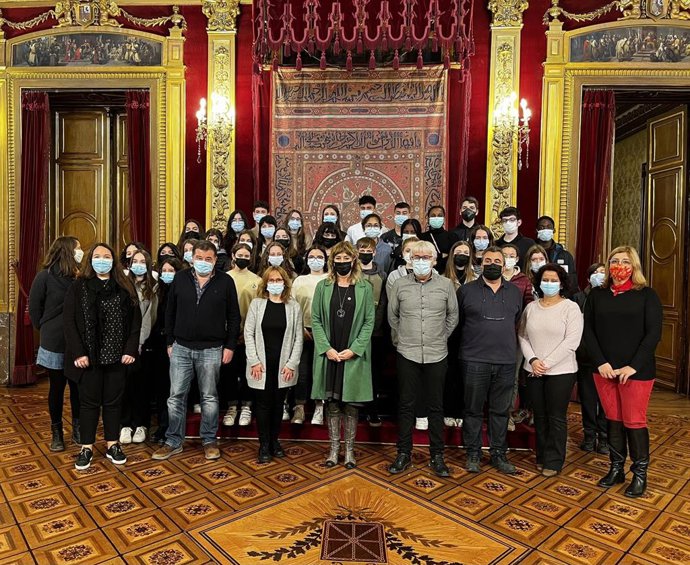 La consejera Ana Ollo y el director del Instituto Navarro de la Memoria, Josemi Gastón, junto a alumnado que participa en el proyecto TOTEM.