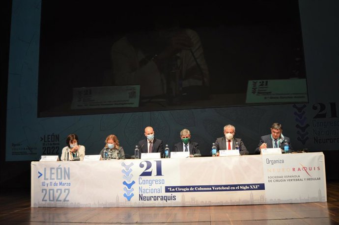 El alcalde de León, José Antonio Diez, asiste al acto de inauguración del XXI Congreso Nacional de Neuroraquis en el Auditorio Ciudad de León.