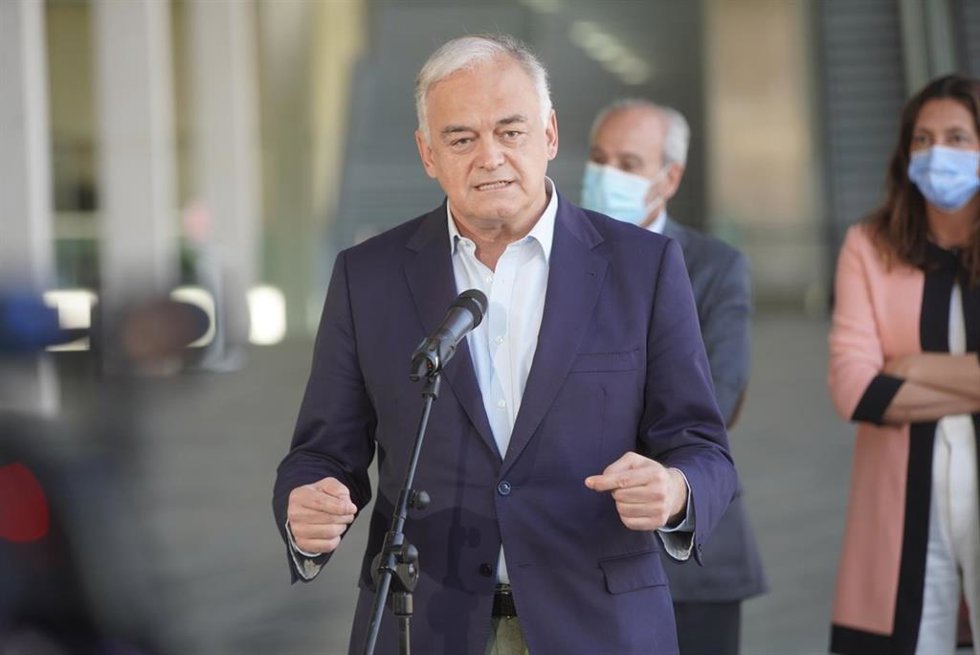 El presidente del comité organizador del congreso del PP, Esteban González Pons, ofrece una rueda de prensa en Sevilla junto a la portavoz del Grupo Popular, Cuca Gamarra, tras visitar las instalaciones del cónclave de abril.
