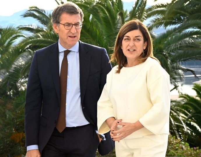 El presidente gallego, Alberto Nüñez Feijóo, con la líder del PP cántabro, María José Sáenz de Buruaga