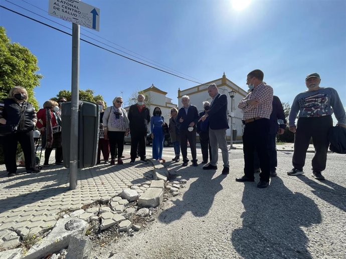 Sanz con vecinos de la barriada Pineda muestra problemas en el acerado.