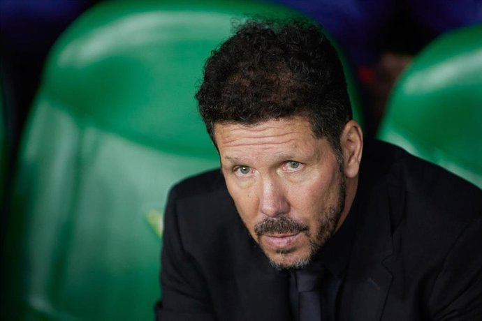 Diego Pablo Simeone, entrenador del Atlético de Madrid, en el banquillo del Benito Villamarín antes de enfrentarse al Betis el pasado 6 de marzo de 2022.