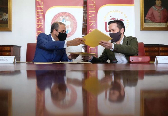 Firma del acuerdo en la Hispalense
