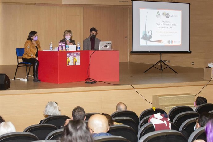 La responsable de Igualdad de la Diputación de Cádiz, Carmen Collado, durante su visita a la Escuela de Arte de Cádiz.
