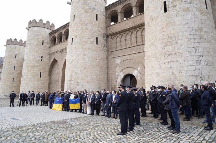 El presidente del Gobierno de Aragón, Javier Lambán, el presidente de las Cortes, Javier Sada, representantes de todos los partidos y personal del Parlamento se han concentrado antes del Pleno en solidaridad con el pueblo ucraniano.