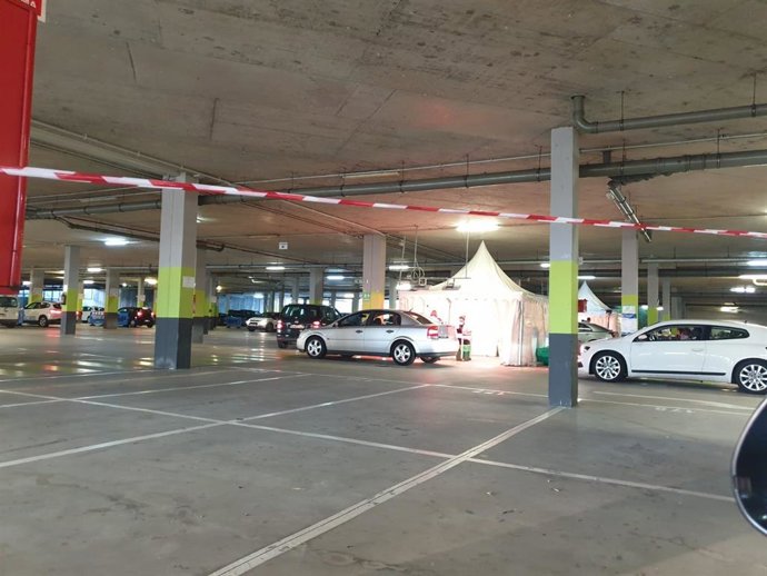 Vacunación en el parking 3 del Huca, en Oviedo.