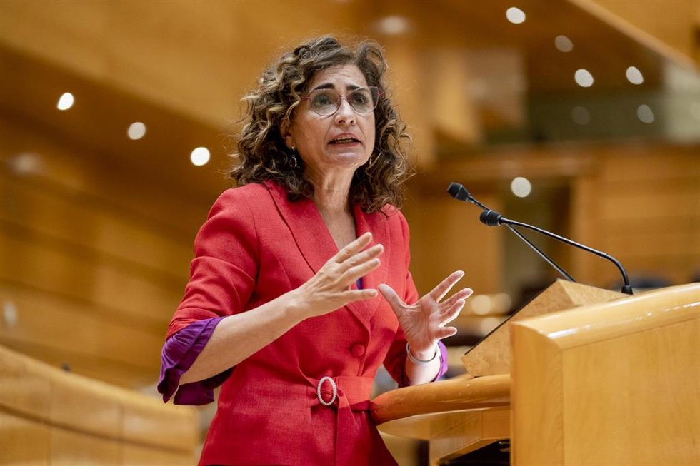 La ministra de Hacienda, María Jesús Montero, interviene en una sesión de control al Gobierno en el Senado, a 8 de marzo de 2022, en Madrid (España). La guerra en Ucrania y sus derivadas económicas acaparan este pleno en el que no están presentes ni el 
