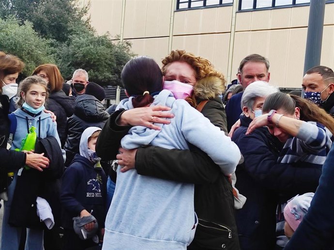 Una mujer ucraniana abraza a su madre de acogida a la llegada de un bus con refugiados a la Universitat Politcnica de Valncia