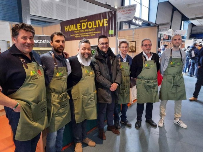 Roque Vicente, en el centro, entre varios representantes de Huesca Alimentaria.  