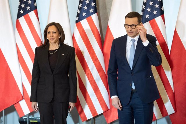 La vicepresidenta de Estados Unidos, Kamala Harris, junto al primer ministro de Polonia, Mateusz Morawiecki. 