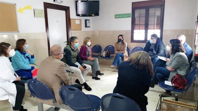 La delegada territorial de Salud y Familias de Cádiz, Isabel Paredes, durante su visita a Algodonales y Grazalema.