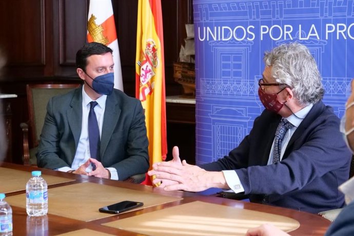 Javier Aureliano García con el presidente del Colegio de Abogados de Almería