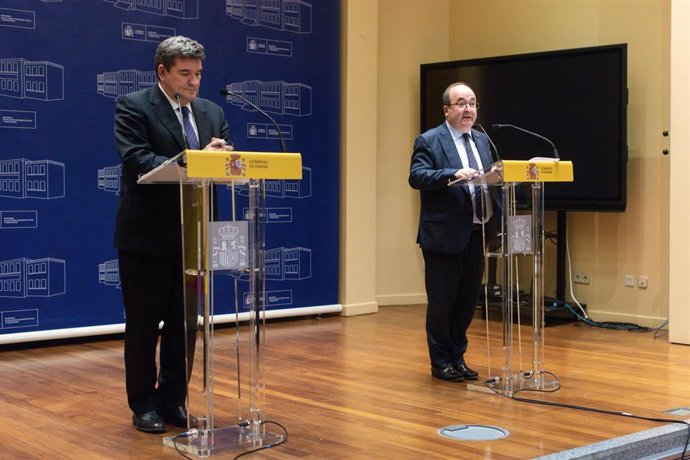 El ministro de Inclusión, Seguridad Social y Migraciones, José Luis Escrivá (i), y el ministro de Cultura y Deporte, Miquel Iceta