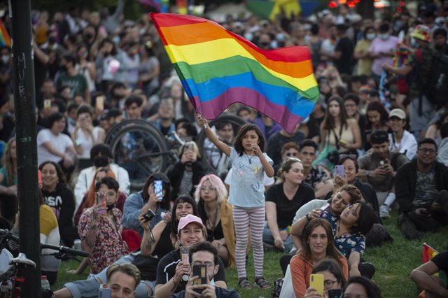 Archivo - Celebración tras la aprobación del matrimonio igualitario en Chile