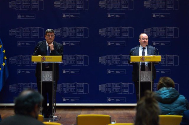 El ministro de Inclusión, Seguridad Social y Migraciones, José Luis Escrivá (i), y el ministro de Cultura y Deporte, Miquel Iceta