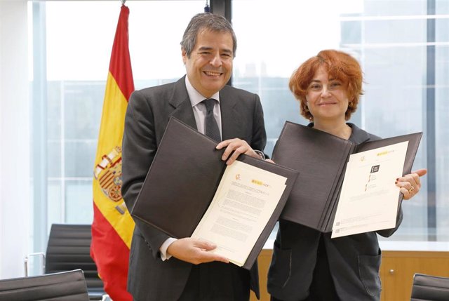 La consejera delegada de ICEX, María Peña, y el director general de Cerveceros de España, Jacobo Olalla Marañón, firman  acuerdo de colaboración
