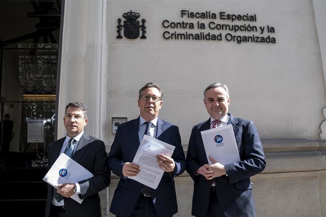 Pedro Muñoz; el portavoz del PP, Alfonso Serrano; y el secretario general del GPP, Enrique Núñez, en la Fiscalía Anticorrupción para presentar contratos de compra de material sanitario con al menos siete empresas por parte del Gobierno de España