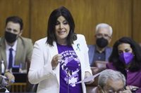 PSOE-A tacha a Moreno de "feminista de 'temporá'" y él pide "no apropiarse ni manosear la bandera de la igualdad"