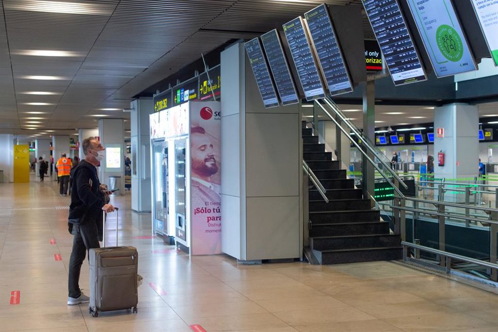 Un hombre mira los paneles en la Terminal 1 del Aeropuerto Adolfo Suárez Madrid Barajas.