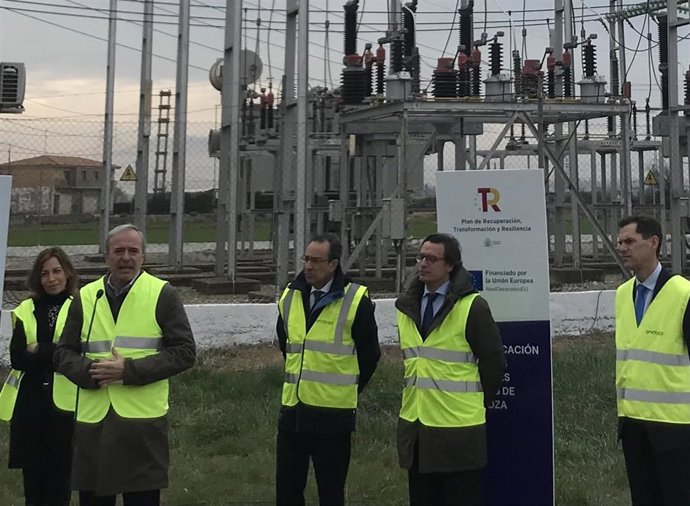 El responsable de Endesa en Aragón, Ignacio Montaner, justo en el centro