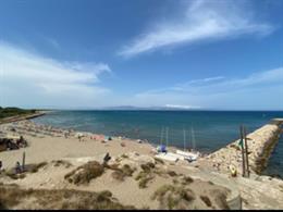 El Constitucional avala delegar a ayuntamientos catalanes el permiso de actividades en sus playas