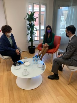 La consellera de Innovación, Universidades, Ciencia y Sociedad Digital, Carolina Pascual, (c) se reúne con el cónsul honorario de Ucrania en la Comunitat Valenciana, Pablo Gil,  y la secretaria autonómica de Universidades, Carmen Beviá