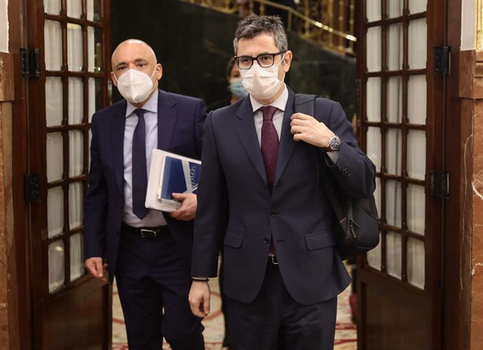 El secretario general del Grupo Socialista en el Congreso de los Diputados, Rafael Simancas (i), y el ministro de la Presidencia, Relaciones con las Cortes y Memoria Democrática, Félix Bolaños, a su llegada a una sesión plenaria en el Congreso