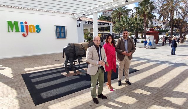 La delegada territorial de Turismo de la Junta en Málaga, Nuria Rodríguez, junto al alcalde de Mijas, Josele González, y el concejal de Turismo, José Carlos Martín.