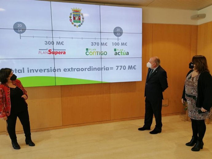 El presidente de la Diputación de Sevilla, Fernando Rodríguez Villalobos, acompañado de las diputadas de Cohesión Territorial, y Presidencia y Hacienda, Trinidad Argota.