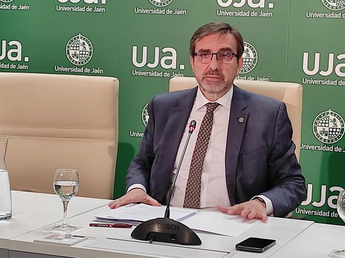 El rector de la UJA, Juan Gómez, durante la rueda de prensa