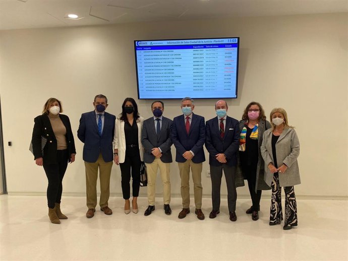 Autoridades junto a uno paneles informativos para los juicios en la Ciudad de la Justicia.