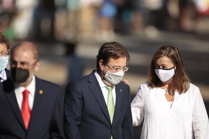 Archivo - (I-D) El presidente de Aragón, Javier Lambán; el presidente de la Junta de Extremadura, Guillermo Fernández Vara; y la presidenta de Islas Baleares, Francina Armengol, a su llegada al Convento de San Esteban para celebrar la XXIV Conferencia d