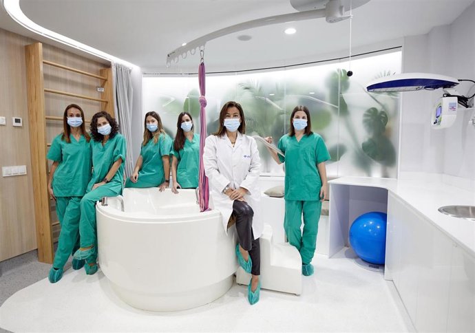 La Dra. Paloma Leis, directora gerente de Vithas Canarias, junto a las matronas que se incorporan al equipo de la unidad materno-infantil