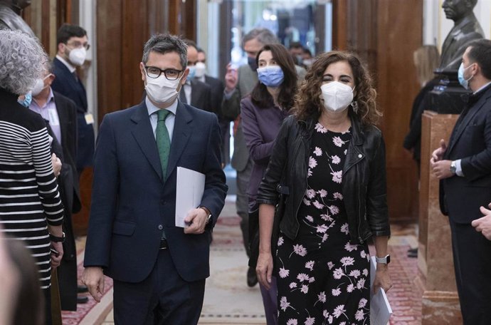 La ministra de Hacienda, María Jesús Montero, y el ministro de la Presidencia, Relaciones con las Cortes y Memoria Democrática, Félix Bolaños, a su llegada a una sesión plenaria en el Congreso de los Diputados, a 9 de marzo de 2022, en Madrid (España). 