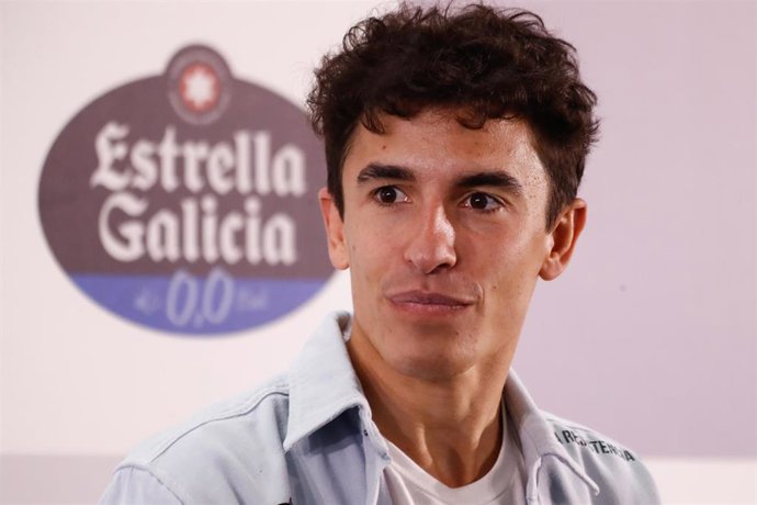 El piloto de MotoGP Marc Márquez atiende a los medios de comunicación en un evento organizado por Estrella Galicia 0,0.