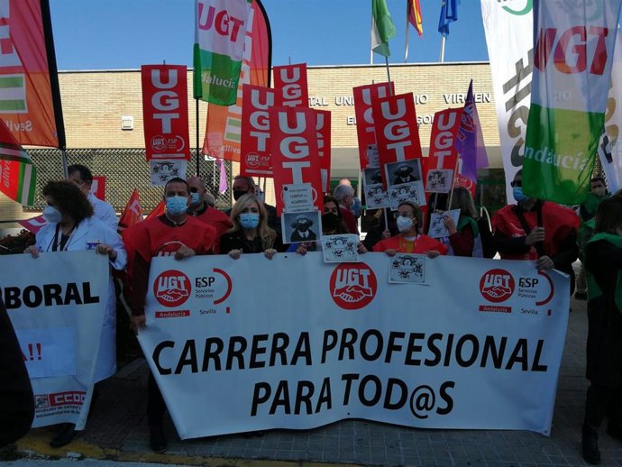 Castilla (UGT) exige "reconocer" la carrera profesional del personal del SAS en una nueva protesta junto a CCOO y CSIF