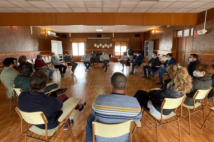 Reunión del presidente de la Diputación de Cáceres con alcaldes y alcaldesas de la mancomunidad Rivera de Fresnedoso