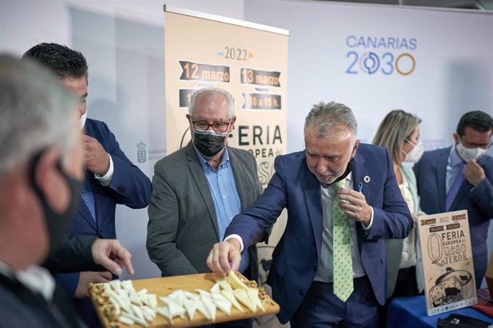 El presidente de Canarias, Ángel Víctor Torres, degustando quesos que estarán en la Feria Europea del Queso